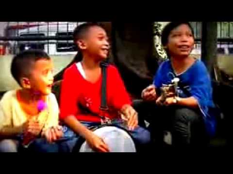 Kocak Video Pengamen Kecil Kritik Pemerintah melalui Lagu