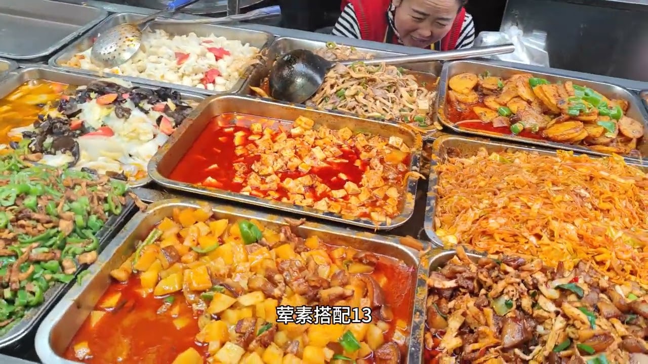 大山深处的陇南市武都区，小吃街美食如云，晚上夜市热闹繁华