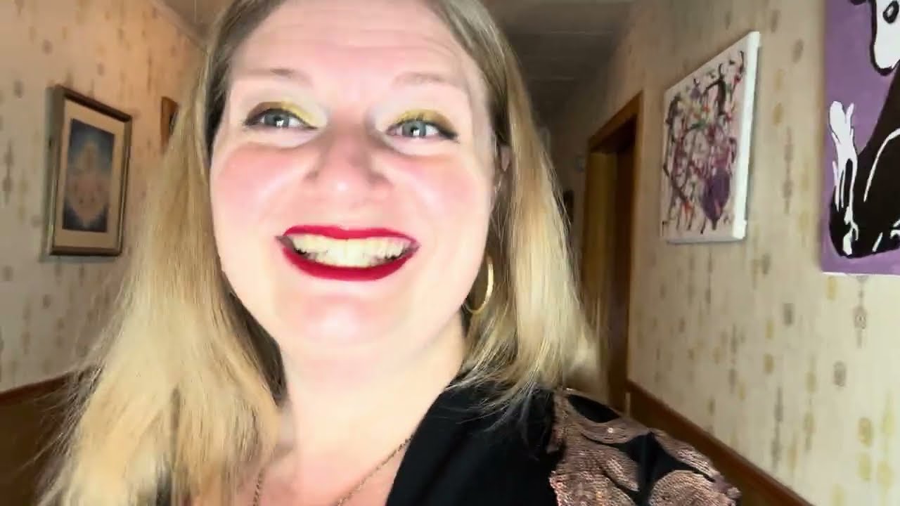 Образ для Рождественского сочельника 2025 года, включающий туфли на каблуках и чулки.