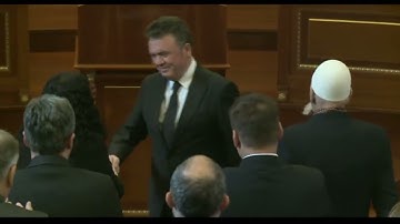 Ilir Shaqiri dhe Shkurte Fejza “pushtojnë” Kuvendin me “Sërish vjen marsi” dhe “Mora fjalë” !
