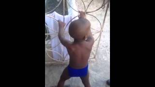 Niño bailando de una manera unica