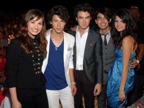 miley cyrus,demi lovato,selena gomes e jonas brothers