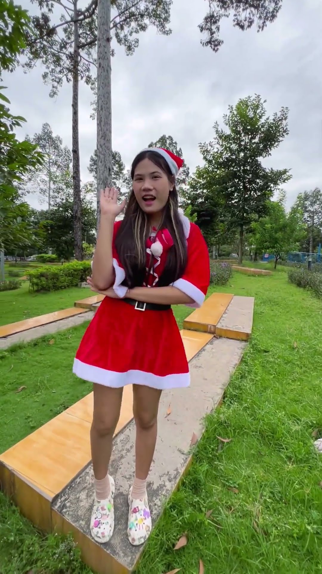 LNS - Ông già Noel nhảy nhạc Ấn Độ || Dance with Santa right vs Left #shorts