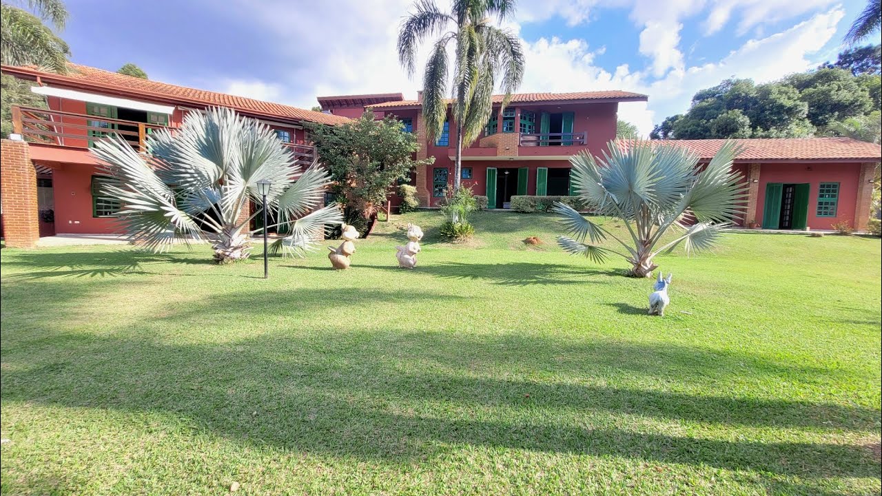 Super chácara com 10 suites dentro de condomínio fechado.