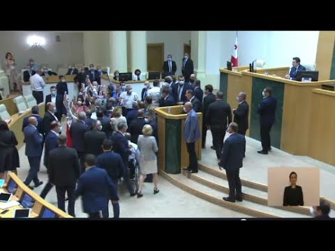 ოპოზიცამ  გომელუარს სიტყვა შეაწყვეტინა - ხმაური პარლამენტში