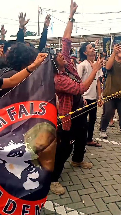 orang ini sangat menghayati lagu Hio y bang iwan fals