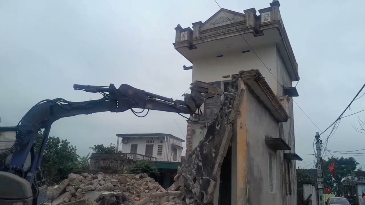 Múc phá nhà bác thiết 