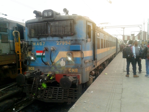 CNB WAG7 hauled 24228 CNB-BSB Varuna express departing from LKO ( with deendayalu coaches)