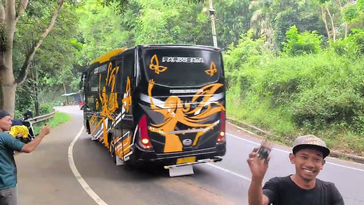 Mobil bus telolet konvoi mengular po dheemobilindo raja utama