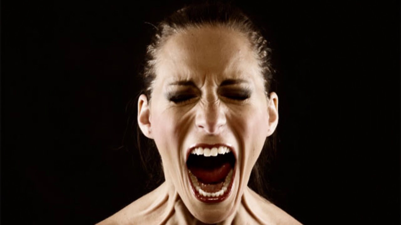 неприятный звук. кричащая девушка. смешные наушники. звук кричащей. громкий звук.