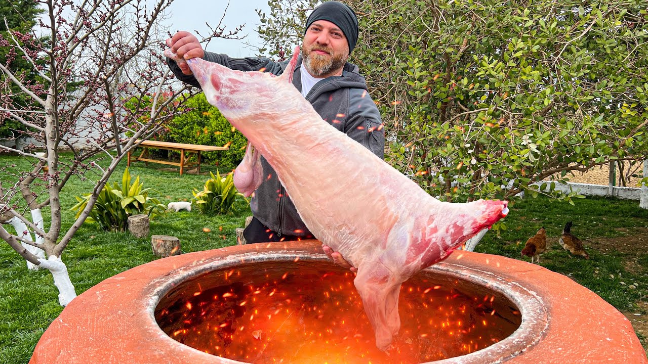 Frire un blier entier de 15 kg dans un tandoor Viande super douce avec une crote croustillante