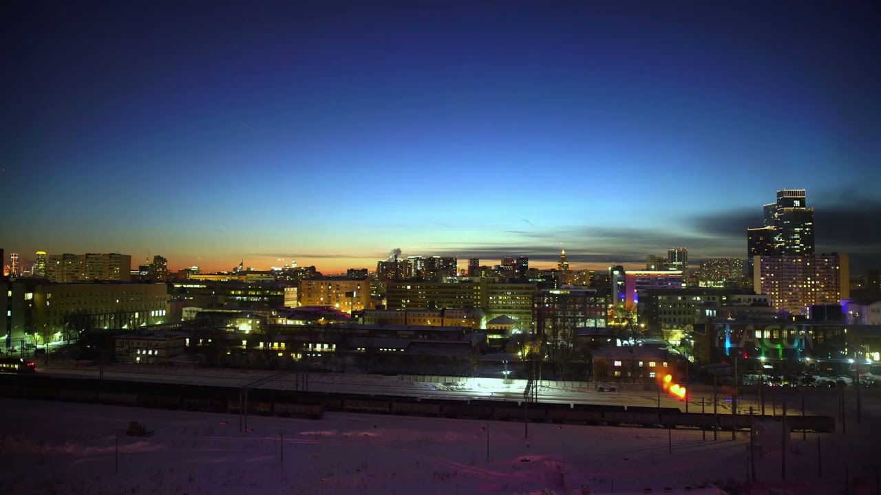 Зимний городской пейзаж в волшебное время синего часа. электрички