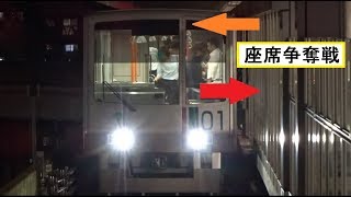 折り返し列車の座席争奪戦が繰り広げられる夜の日暮里駅に到着する日暮里舎人ライナー上り300形