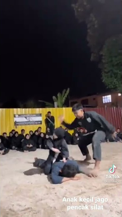 anak kecil  jago sekali pencak silat