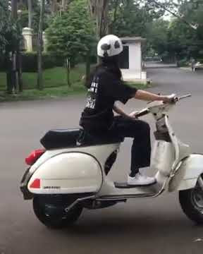 story wa cewek cantik naik Vespa