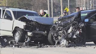 8 injured following 3 car crash in Fox Lake