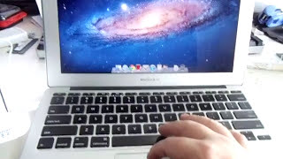 видео Застрял диск в iMac. Как вытащить (извлечь) диск из iMac