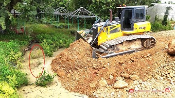 Nicely Landfill Connection Processing! Skilled Shantui Dozer Pushing Stones With 25-Ton Dump Trucks