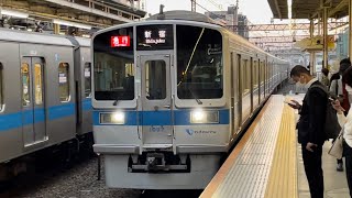 小田急1000形1097編成(8両目試験塗装車)が到着するシーン