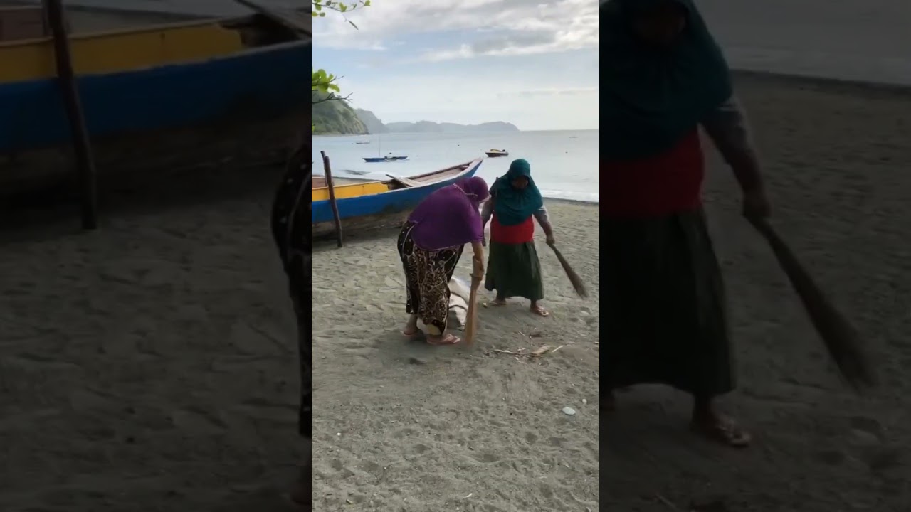 Cleaning the beach in Indonesia with our partners 😀. 