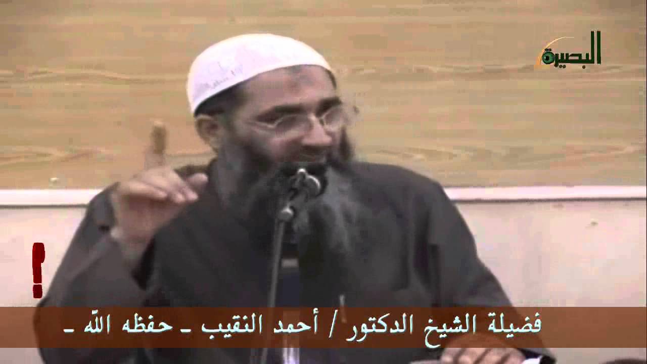 اعيش انا وزوجتي وأولادي مع أمي  وزوجتي تريد ان نعيش في شقة منفصلة واما الطلاق    فما العمل؟