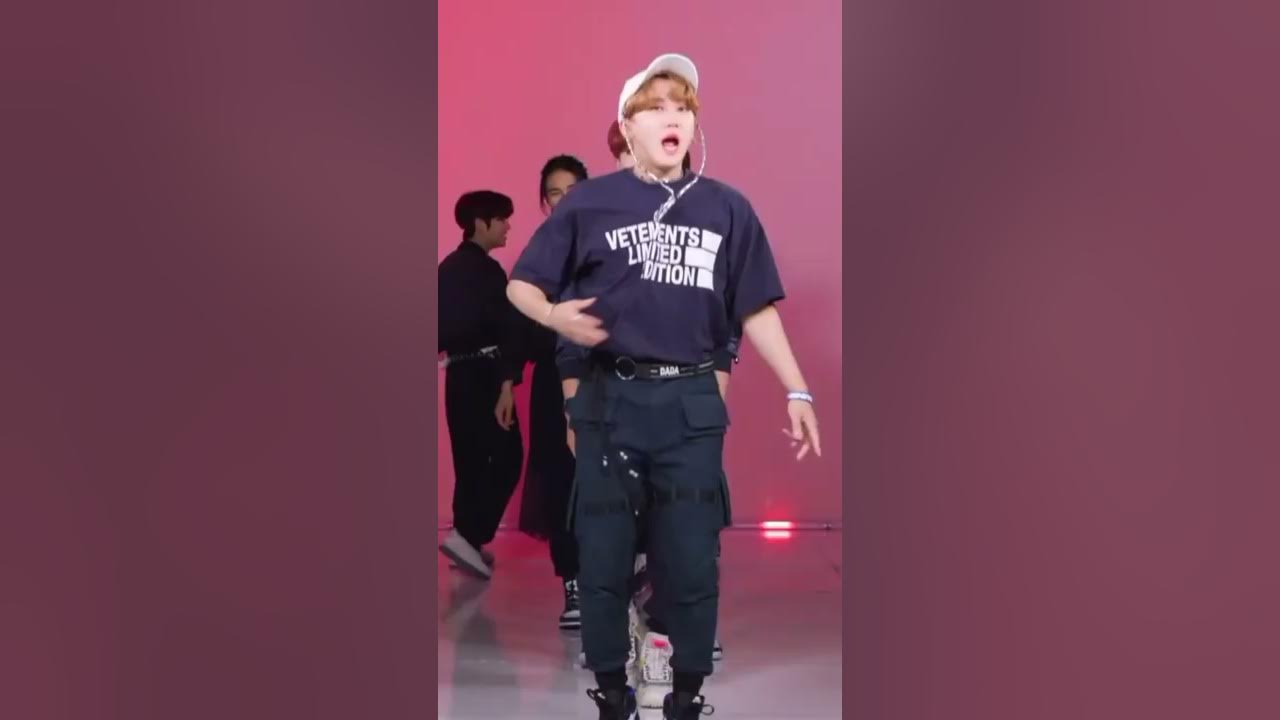 Stray Kids using God's Menu choreo for Thunderous 💀
