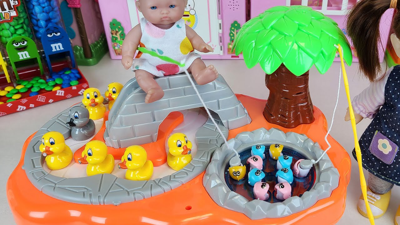 Baby doll fish fishing and duck game toys play house story - ToyMong TV 토이몽