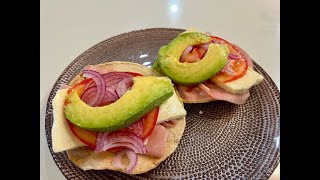 Tortillas tostadas con jamón y queso