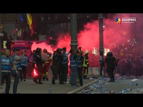 Confruntări între jandarmi și protestatari la mitingul din Piaţa Victoriei