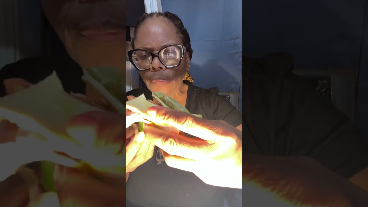 Live highlight: trying bell pepper sandwich for the first time.