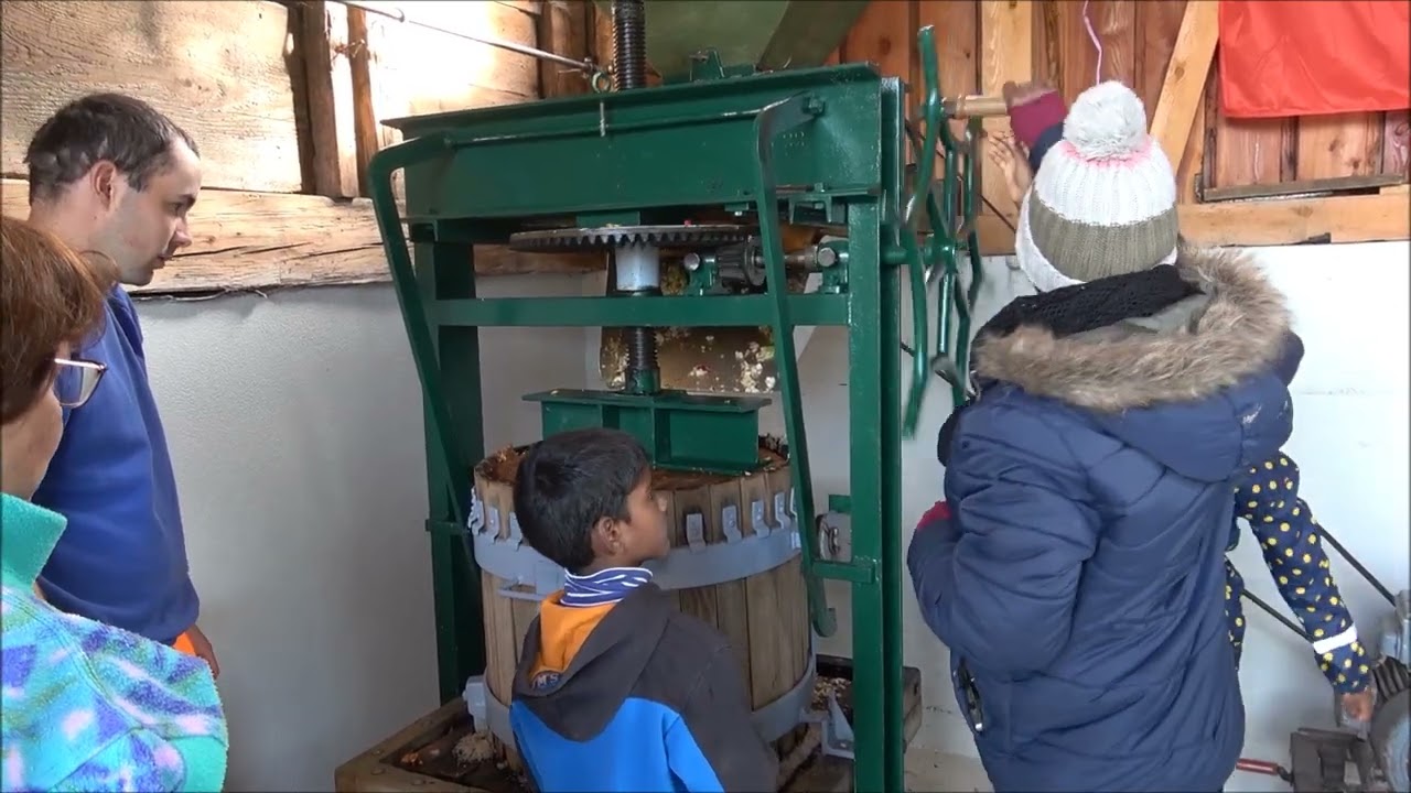 Alte handbetriebene Mostpresse von Bucher Guyer.       Video von satellitenpaul