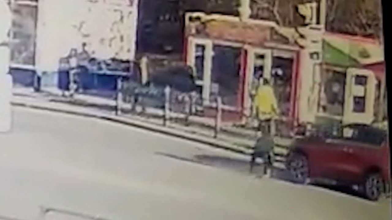Самокатчик врезался в машину