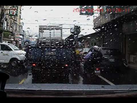 20111209 五股自強路口擦撞