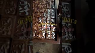 Proses pewarnaan kaligrafi asmaul husna ukir kayu jati jepara