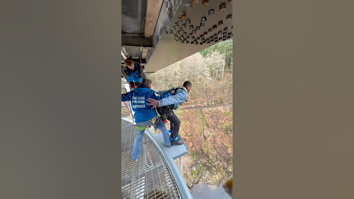 He GRABBED her as he was jumping off this 40m bridge!! #highlandfling #bungeejumping #shorts