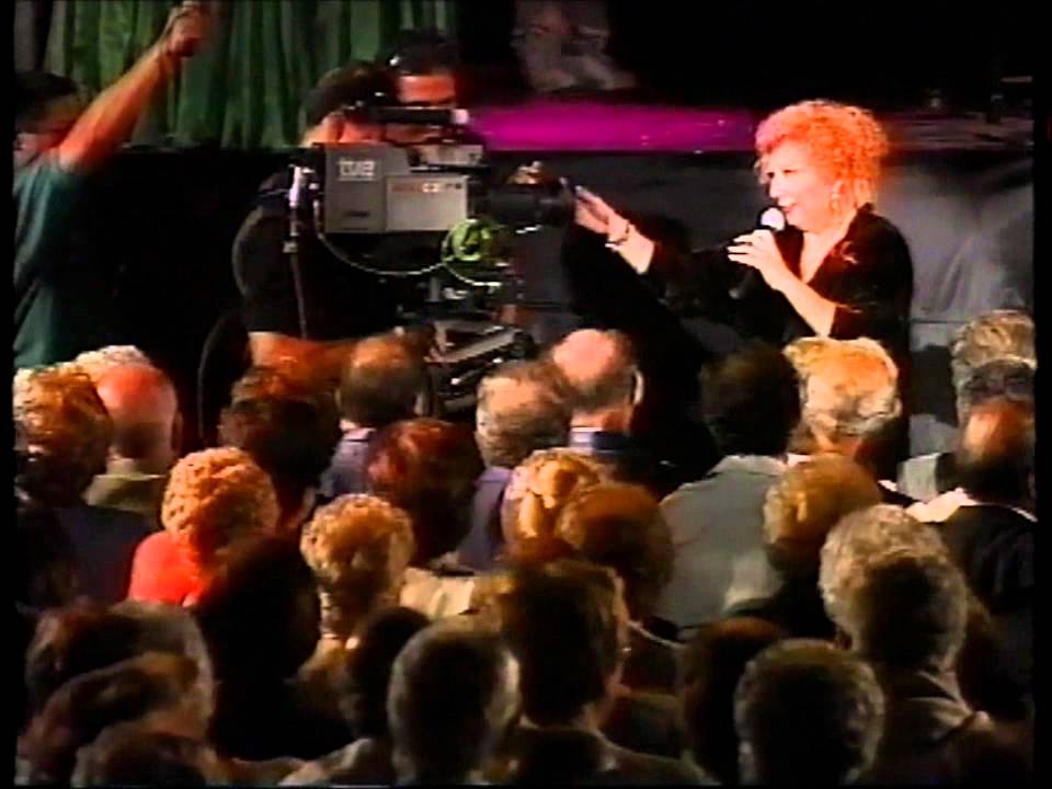 Núria Feliu actua a la plaça d'Osca del barri de Sants (any 2001) Concert dels seus 60 anys