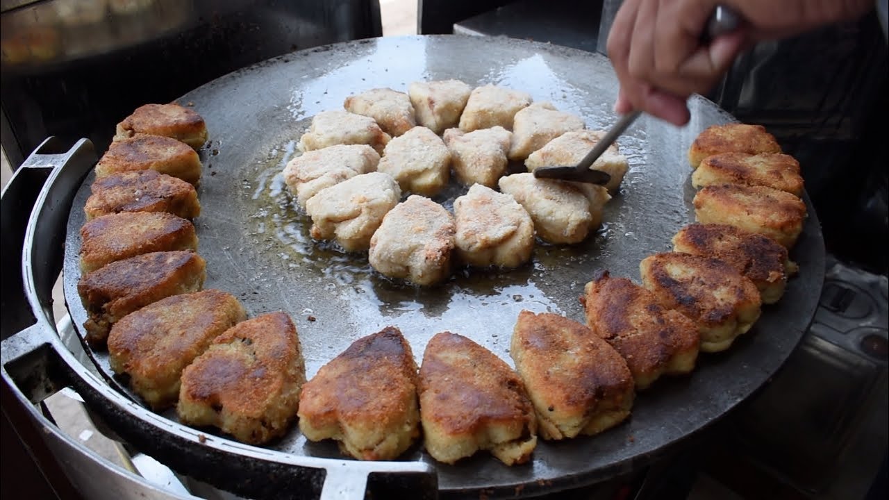 Aloo Pattice fried in Desi Ghee for Rs 60 | Sindhi Food | Indian Street Food | Aamchi Mumbai