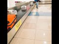 回るキャリーケース