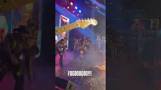 Joelma jogando bombinha na sua equipe