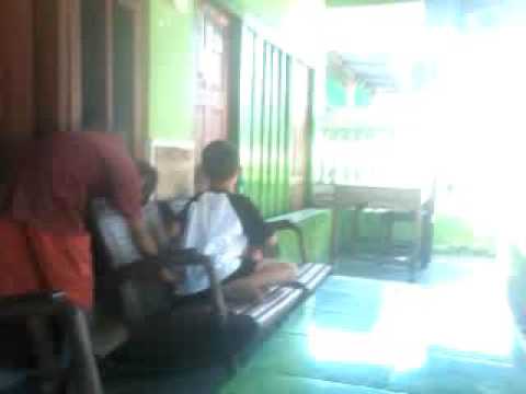 Anak kecil main bagasimaleo