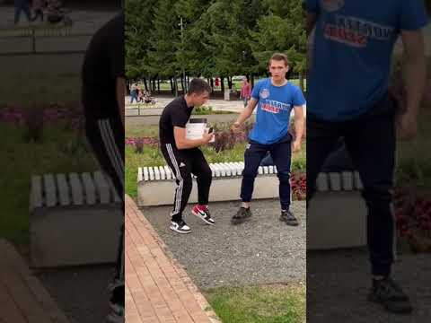 Социальный эксперимент - поможет ли парень прохожему? 🤔 #shorts