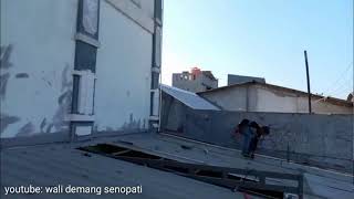 Proses pemasangan rangka Kalsifloor kremona di tempat yang rumit dan berpenghuni