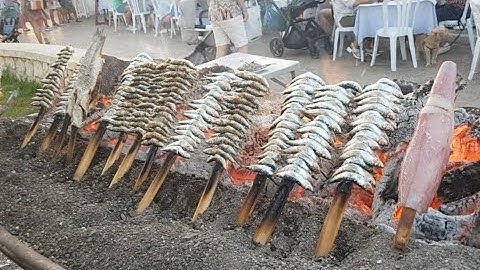 Espetos de Sadinas (Málaga) Pescado esperado. Sardine Skewers ( Málaga) Skewered fish.