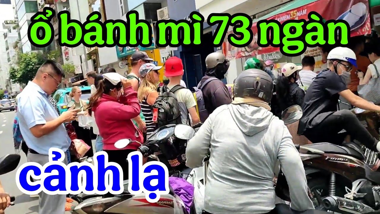 Chuyện lạ ổ bánh mì 73 ngàn khách xếp hàng dài