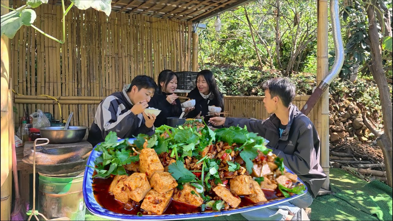 赶集遇落石！陪老婆险路回家，麻辣豆腐暖到心尖Chinese's food program, spicy tofu.