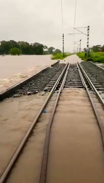 #heavyrain #shorts #waterlogging #railway #trains #flood #baadh #news #viral #trending #Alert