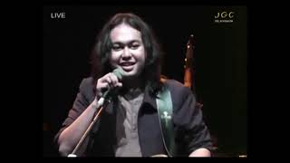 Aksi Panggung The Best Guitar Festival Rock Se Indonesia 2001 versi Log Zhelebour  by Andi Arief