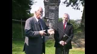 Discours devant le vieux portail à Veules-les-Roses, France, le 9 juillet 2005