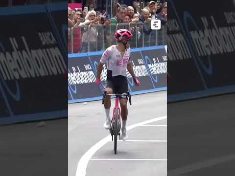 🚴‍♂️ Le beau coup de Richard Carapaz, vainqueur en solo sur la 11e étape du Giro #shorts #cycling
