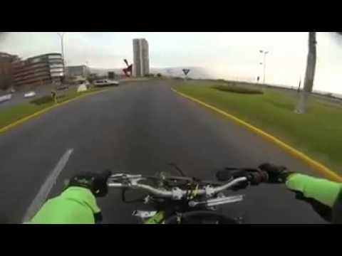 Motociclista escapa de motorista de Carabineros! (2013)